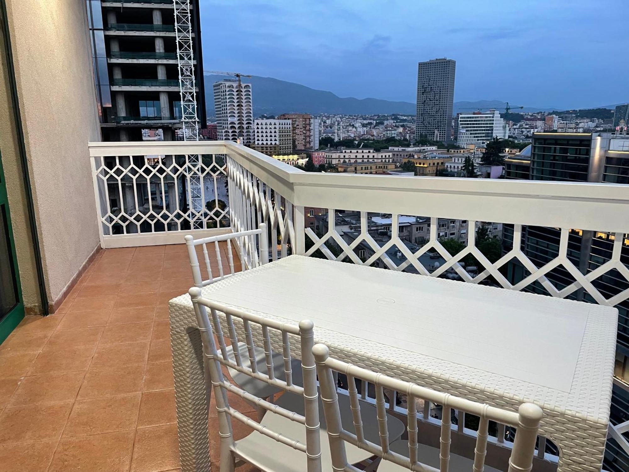 Sun Tower Luxury Suite-View From Of Tirana Center Екстериор снимка